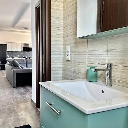 דירה Thea Penthouse With Private Parking